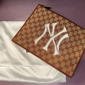 Authentic Gucci NY Yankees GG Supreme Wristlet Clutch Portfolio Pouch